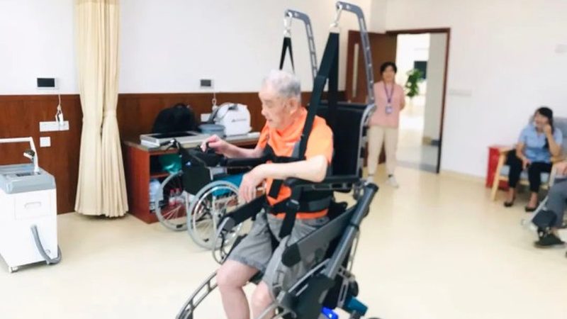失能老人专用护理床：规格背后的护理智慧**